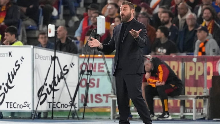 Roma's head coach Daniele De Rossi gestures during the Serie...