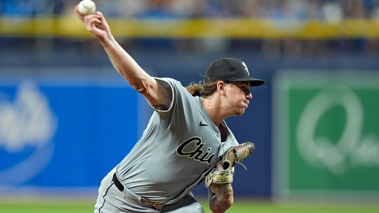 Chicago White Sox pitcher Mike Clevinger delivers ot the Tampa...