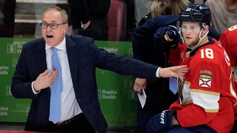 Florida Panthers coach Paul Maurice reacts during the third period...