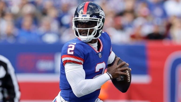 Tyrod Taylor of the Giants looks to make a play in...