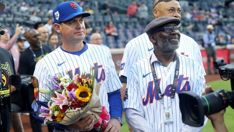 Mets manager Carlos Mendoza and Mookie Wilson before a game...