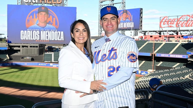 Mets manager Carlos Mendoza and his wife Francis pose during...