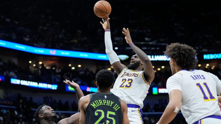 Los Angeles Lakers forward LeBron James (23) shoots over New...