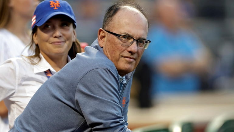 Mets owners Steve and Alexandra Cohen wait for the team's...