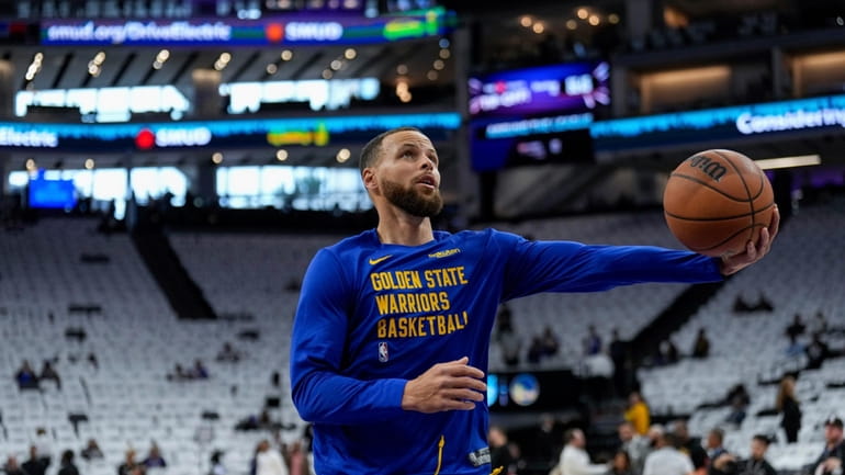 Golden State Warriors guard Stephen Curry warms up for the...