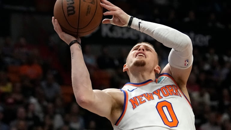 Knicks guard Donte DiVincenzo (0) goes to the basket in...