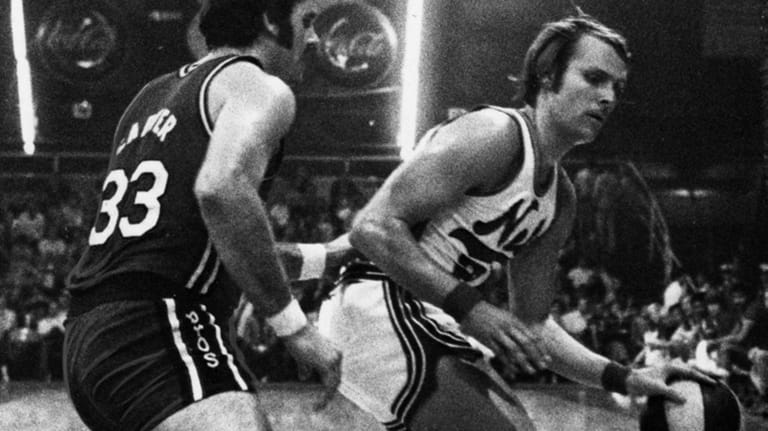 The New York Nets' Rick Barry, left, is guarded by the...