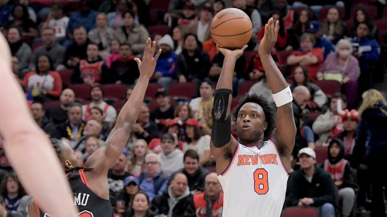 Knicks' OG Anunoby (8) shoots from the outside against the...