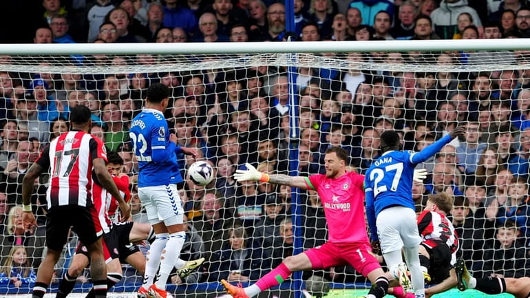 Everton's Idrissa Gueye, front right, scores his sides first goal...
