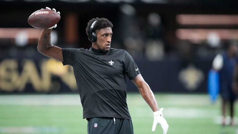 New Orleans Saints wide receiver Michael Thomas warms up for...