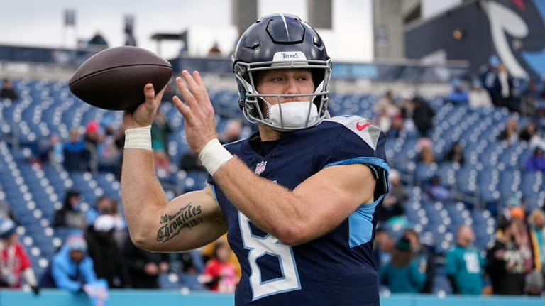 Tennessee Titans quarterback Will Levis warms up before an NFL...