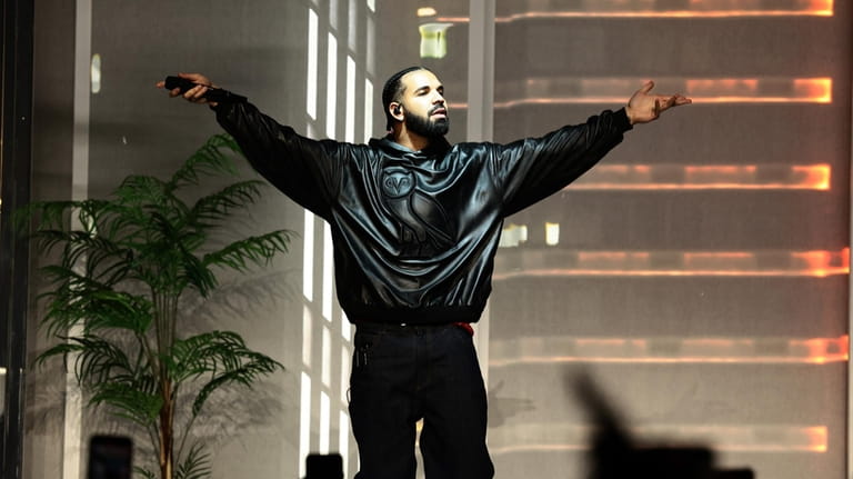  Drake performs in 2023 at Manhattan's Apollo Theater.