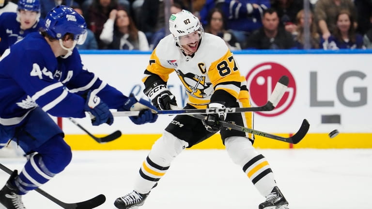 Pittsburgh Penguins' Sidney Crosby (87) passes as Toronto Maple Leafs'...