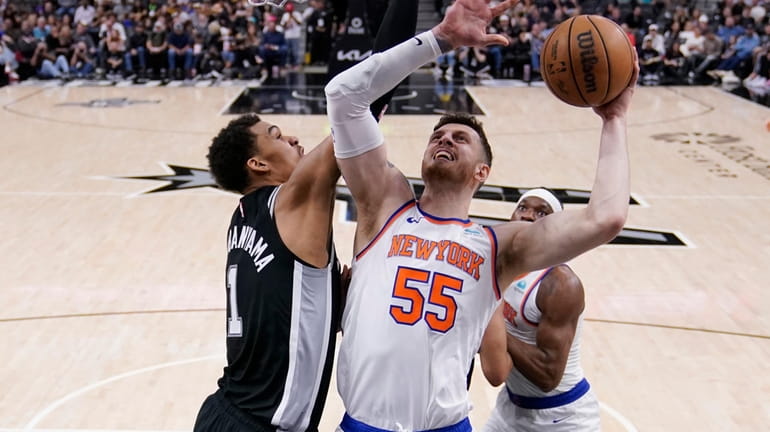 Knicks center Isaiah Hartenstein drives to the basket against Spurs center Victor...