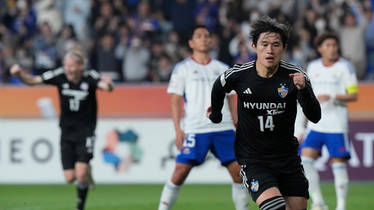 Ulsan Hyundai's Lee Dong-gyeong celebrates after scoring the opening goal...