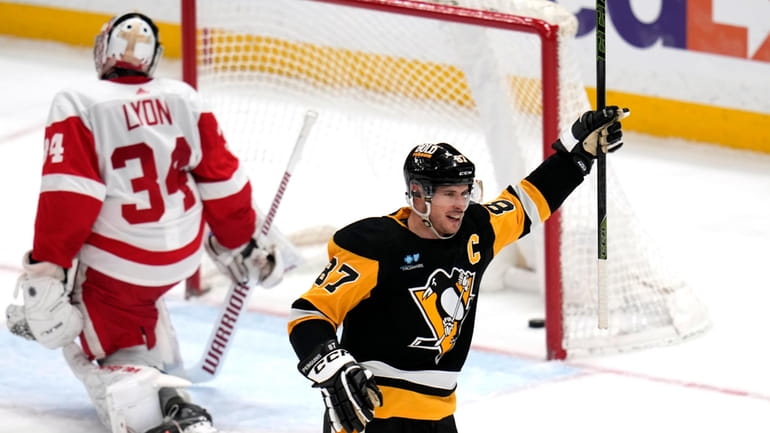 Pittsburgh Penguins' Sidney Crosby (87) celebrates after his goal as...