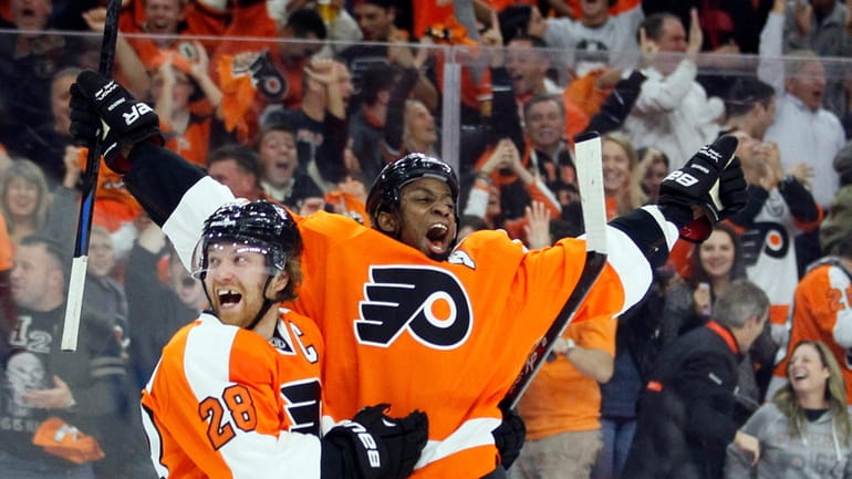 Philadelphia Flyers' Wayne Simmonds, right, celebrates with teammate Claude Giroux...