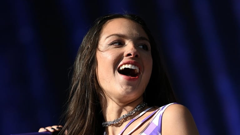  Olivia Rodrigo performing at the 2022 Glastonbury Festival in England. 