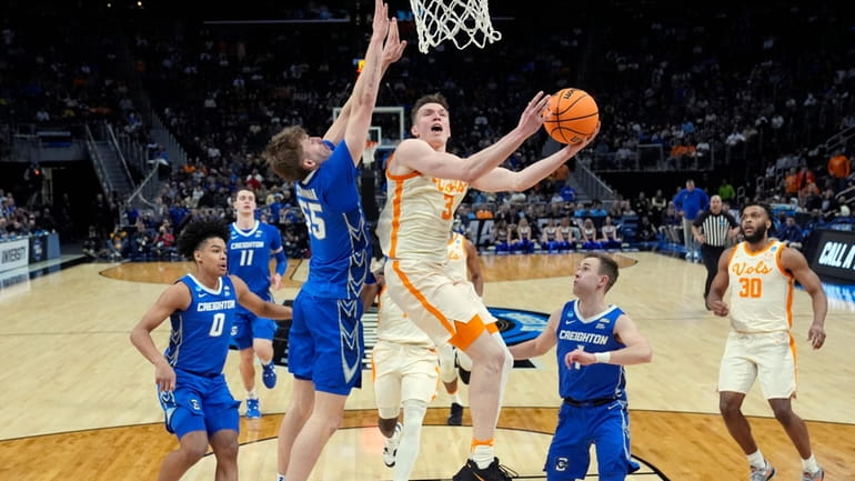 Tennessee guard Dalton Knecht (3) attempts a layup as Creighton...