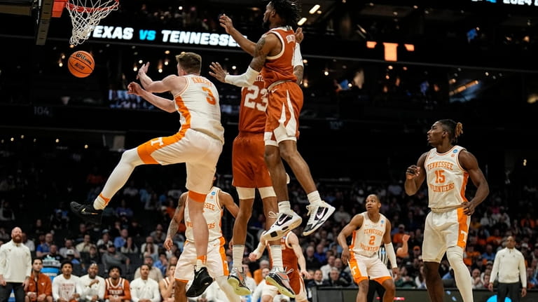 Tennessee guard Dalton Knecht (3) loses the ball ahainmst Texas...