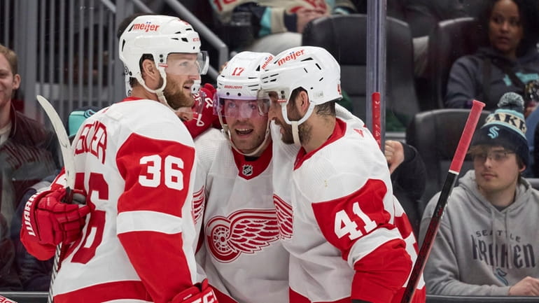 Chiarot scores in overtime to give the Red Wings a 4-3 win over the ...