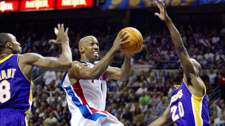 Detroit Pistons Chauncey Billups (1)goes to the basket between Los...