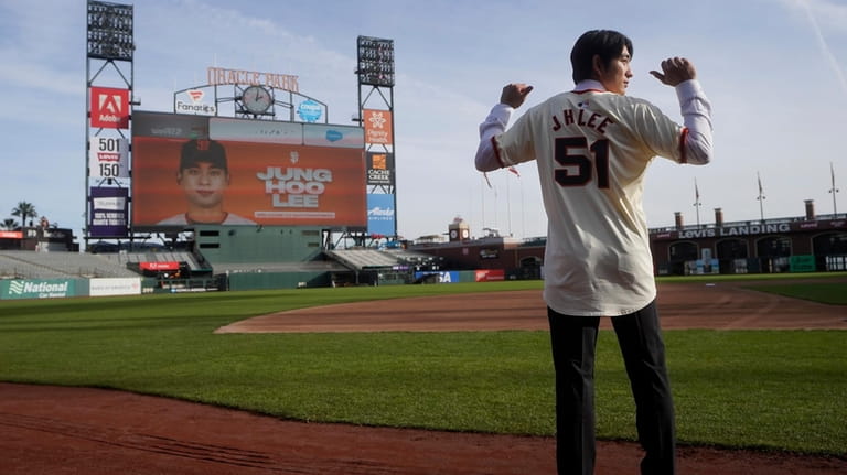 San Francisco Giants' Jung Hoo Lee poses for photos on...