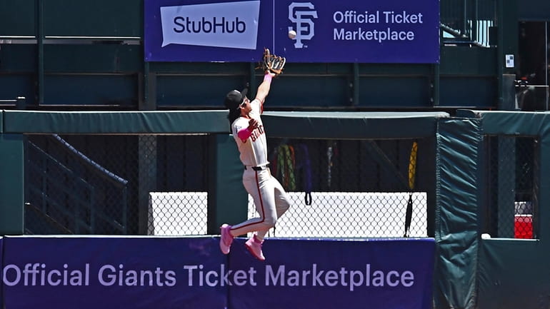 San Francisco Giants' Jung Hoo Lee fails to catch a...
