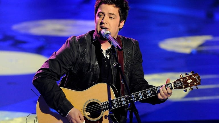 Lee DeWyze performs on 'American Idol.'