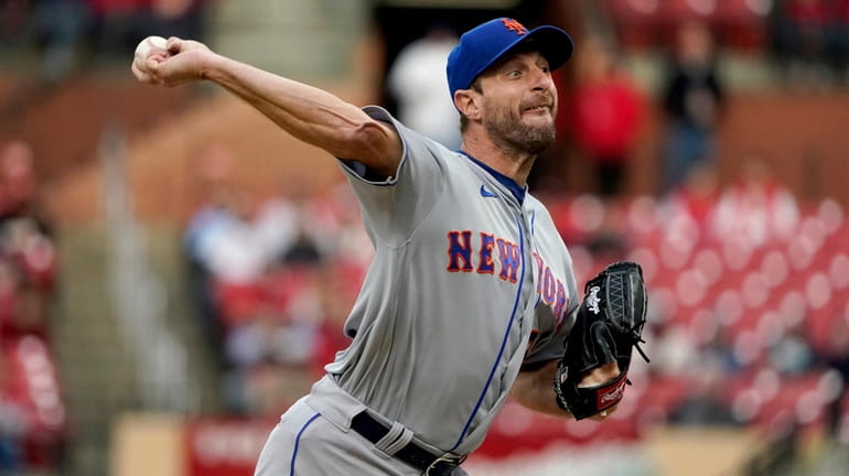 Mets'  Max Scherzer pitches during the first inning against the St....