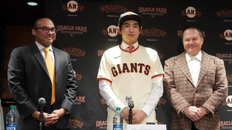 San Francisco Giants' Jung Hoo Lee, center, stands for photos...