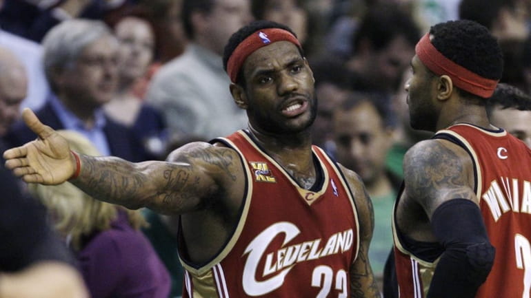 Cleveland Cavaliers forward LeBron James, left, talks with teammate Mo...