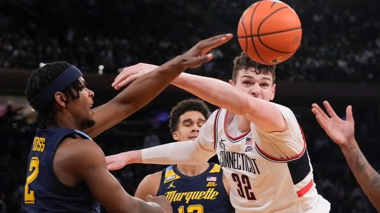 UConn center Donovan Clingan (32) and Marquette guard Chase Ross...