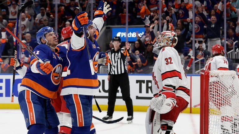Islanders score 4 late goals to take pivotal Game 3 against