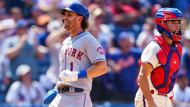 The Mets' Jeff McNeil, left, comes in to score a...