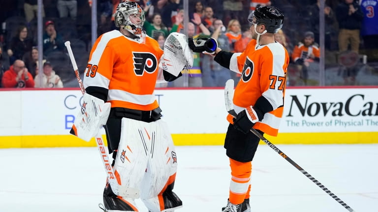 WATCH FLYERS CARTER HART'S PAD SAVE AGAINST PREDS!