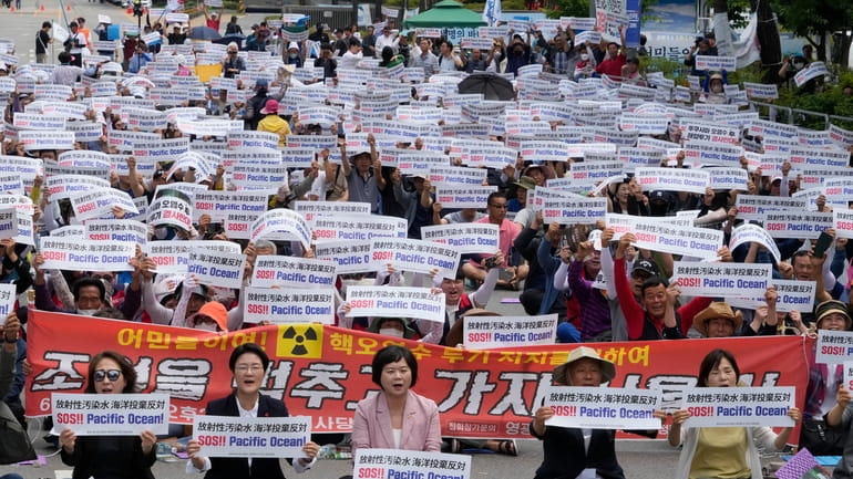 South Korean fishermen stage a rally against Japanese government's decision...
