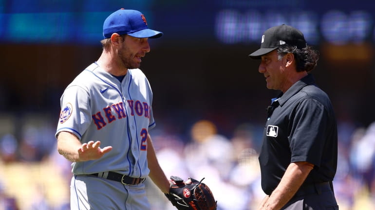  Max Scherzer #21 of the Mets argues with umpire Phil Cuzzi...
