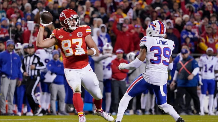 Kansas City Chiefs tight end Travis Kelce (87) laterals to...