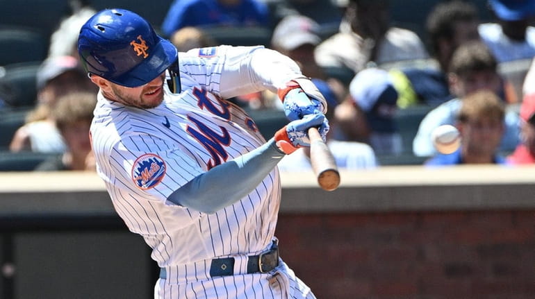 Mets' Pete Alonso hits an RBI double against the Los...