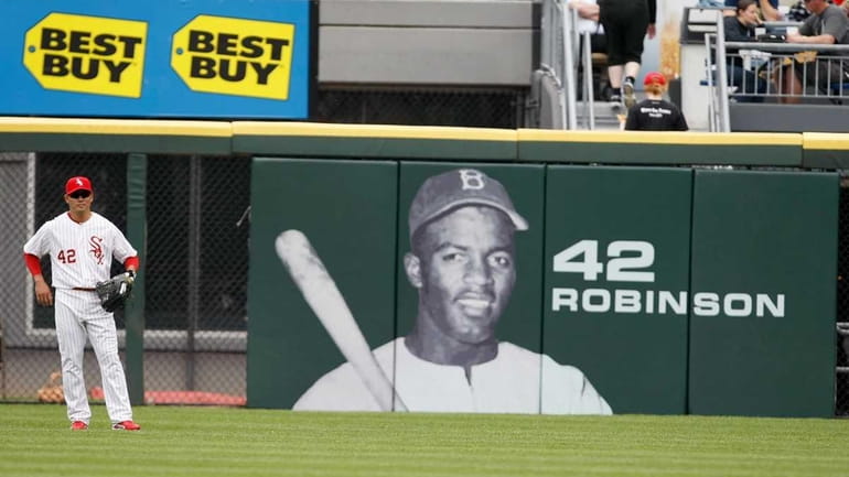 MLB honors Jackie Robinson with ballpark tributes - Newsday