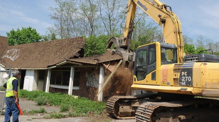 The Town of Brookhaven demolishes the Old Island Squire Restaurant...