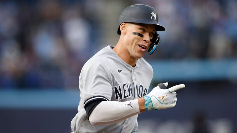 Yankees manager Aaron Boone defends Aaron Judge after Blue Jays hint at  possible cheating - Newsday