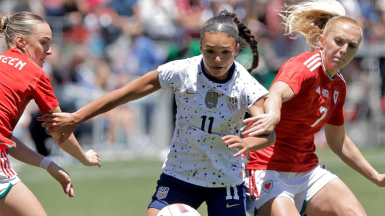 United States' Sophia Smith (11) battles for the ball against...