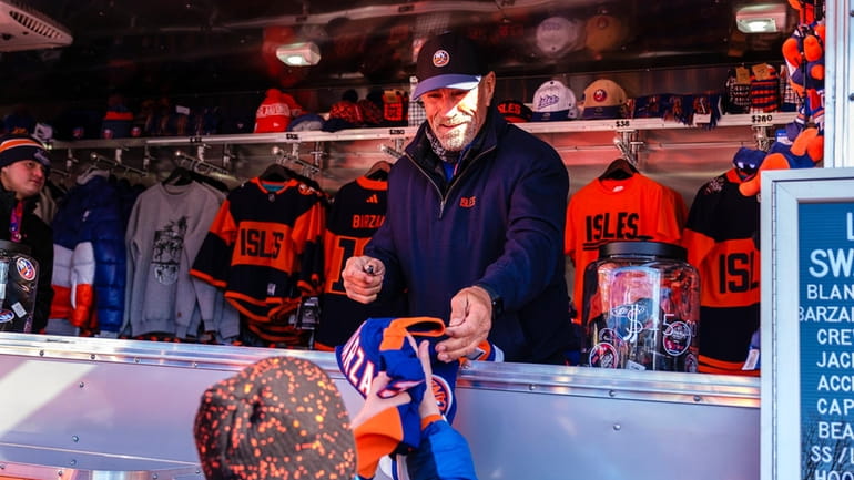 Bob Nystrom greets fans and signs autographs during the Islanders...