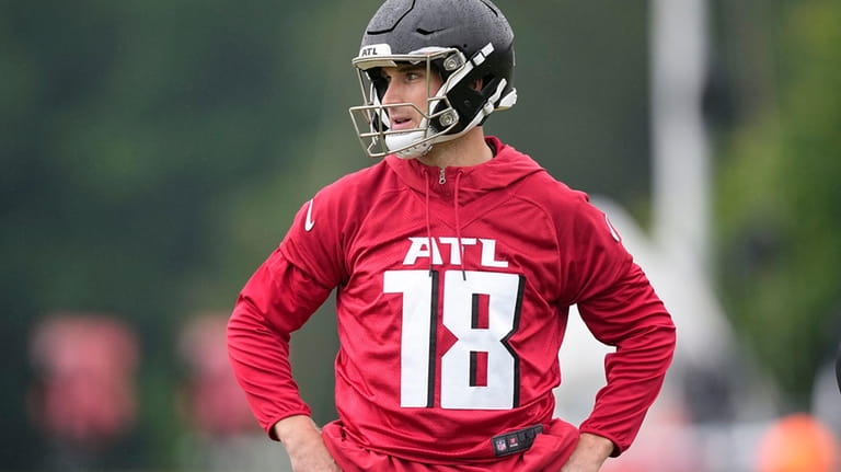 Atlanta Falcons quarterback Kirk Cousins runs drills during an NFL...