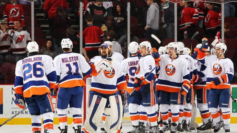 Islanders Hold Off Devils to Wrap Up a Strong November - The New York Times