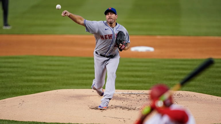 Mets starting pitcher Max Scherzer throws to Washington Nationals' Juan...