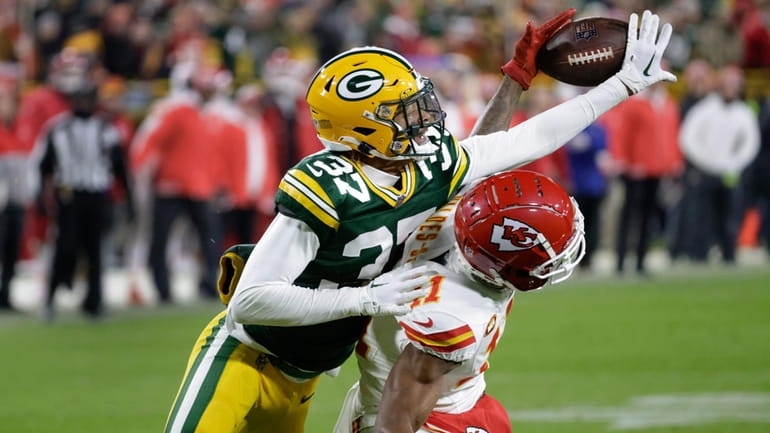 Marquez Valdes-Scantling on Traveling with Travis Kelce and the