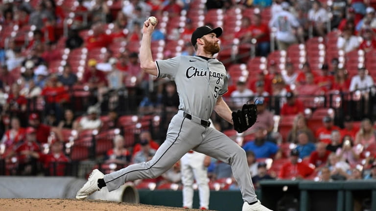 Chicago White Sox relief pitcher John Brebbia throws against the...